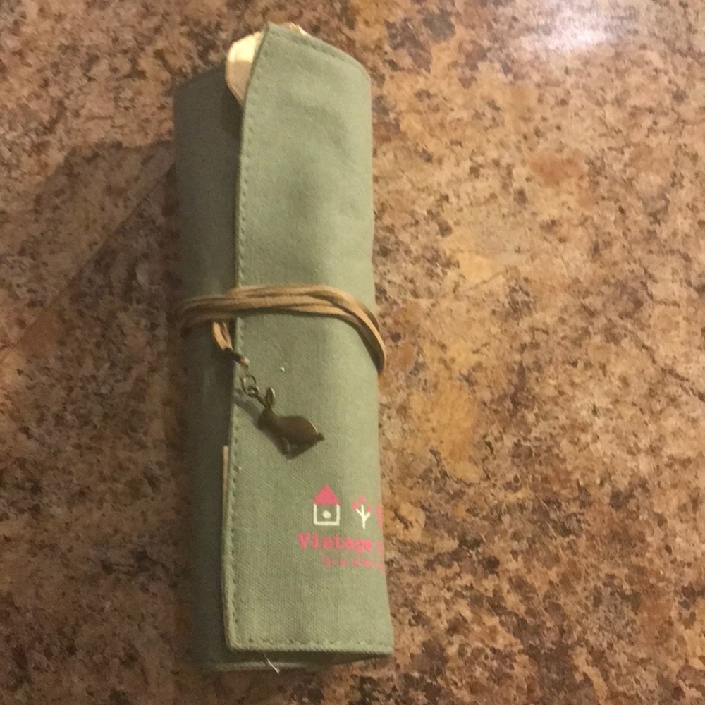 Foldable makeup brush cases